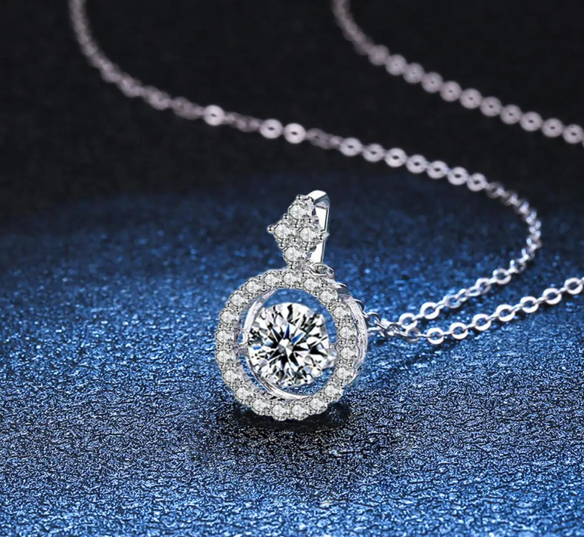 Exquisite Moissanite Crown Necklace - Luxury and Brilliance